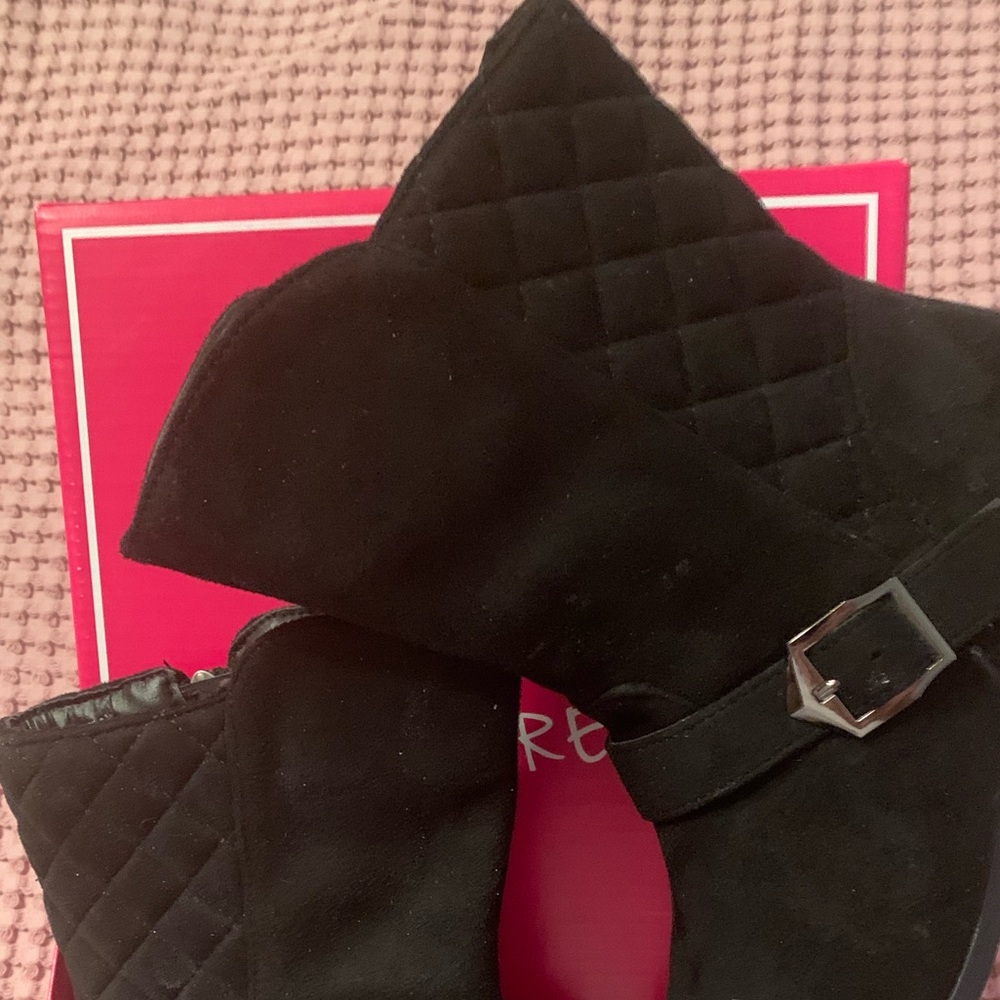 Black ladies ankle boots. So comfy and so cute. Size 6.5 medium